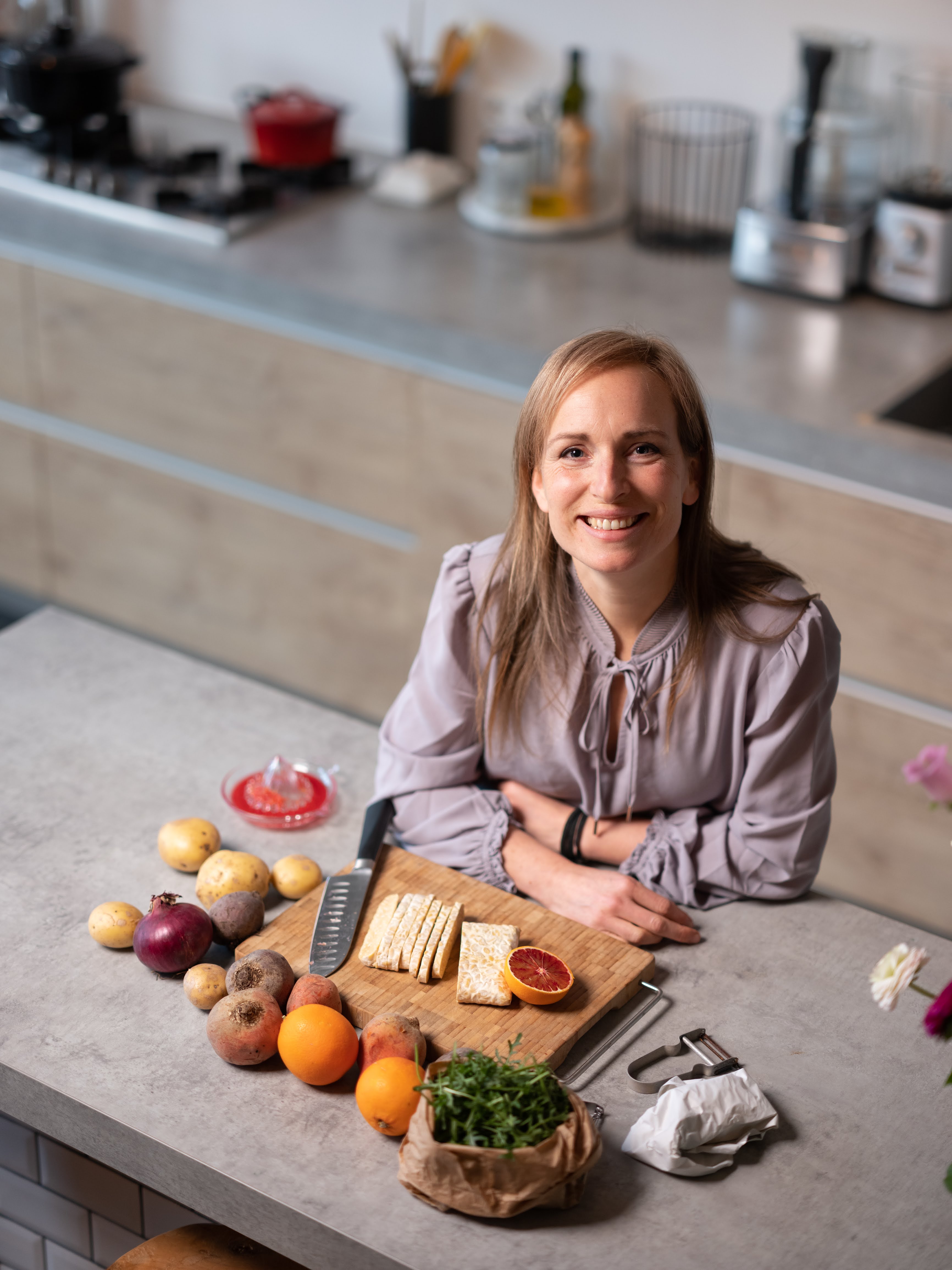 Voorburg, 26-02-2023, Hazel Radford aan het werk in de keuken. Beeld bestemd voor haar website.
